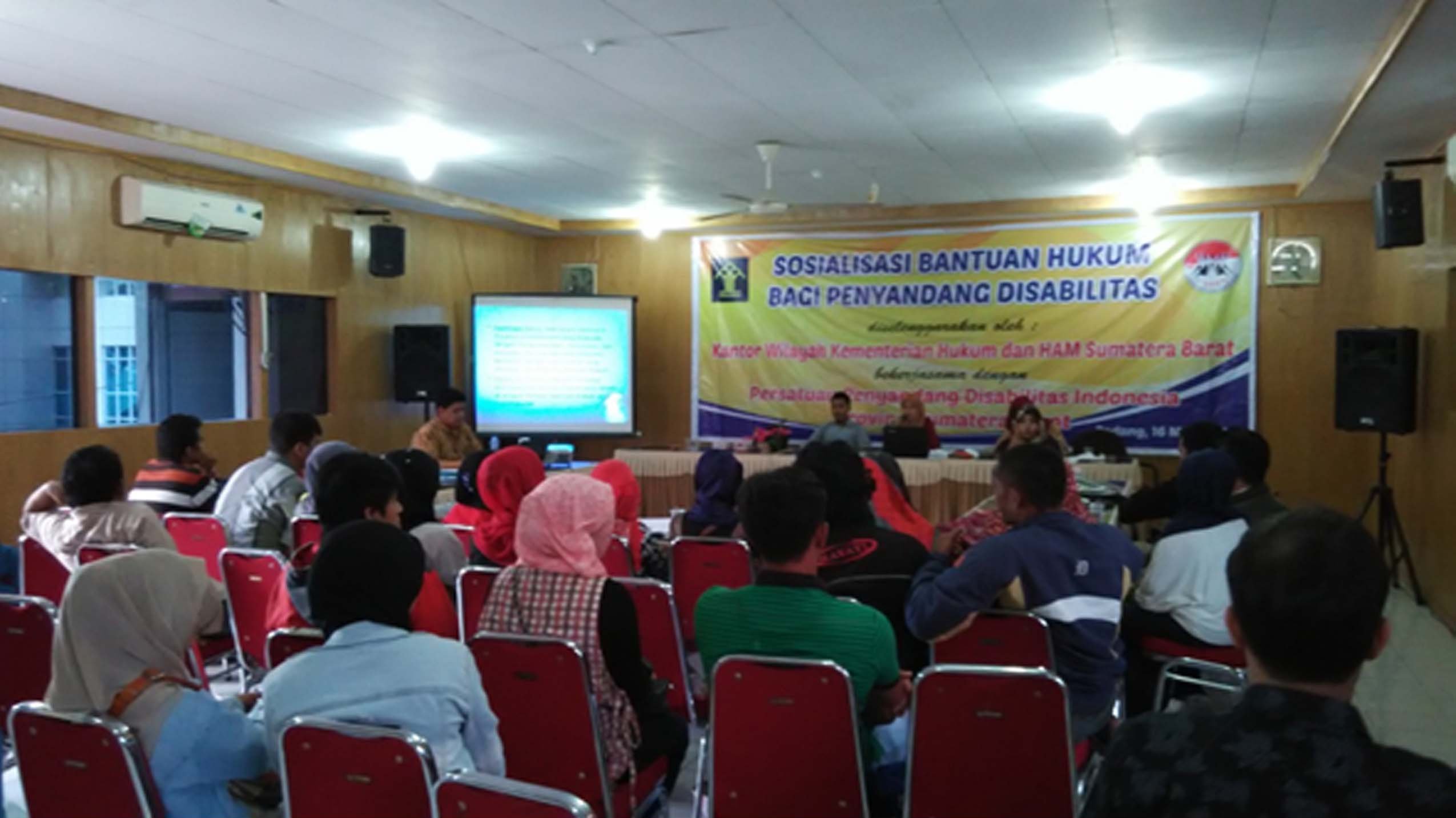 PENYULUHAN HUKUM KEPADA PENYANDANG DISABITLITAS PADA AULA KANTOR DINAS SOSIAL PROVINSI SUMATERA BARAT