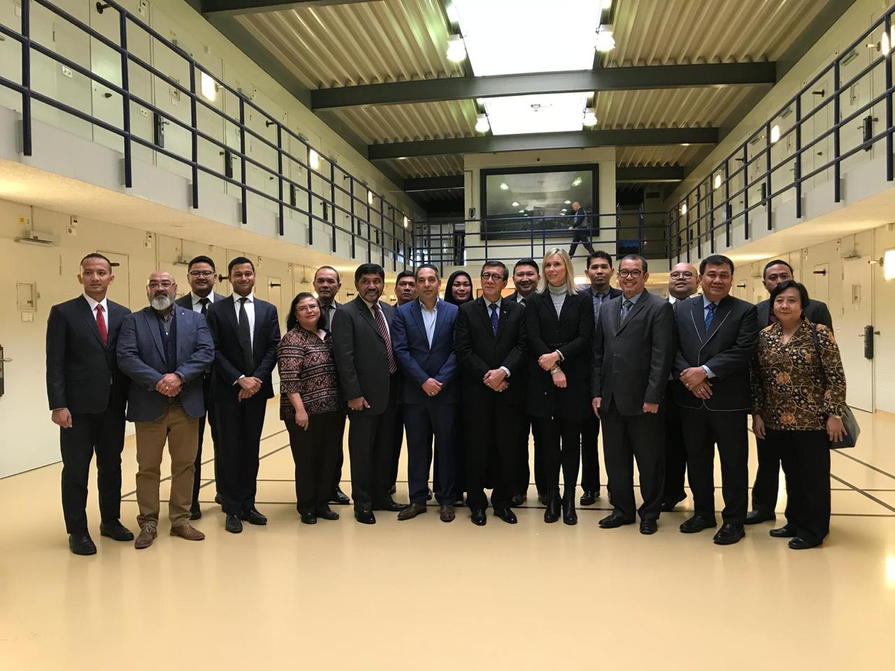 Menkumham Pamerkan Aplikasi SIDBANKUM dan Legal Smart Channel di Konferensi Tingkat Tinggi Den Haag Belanda