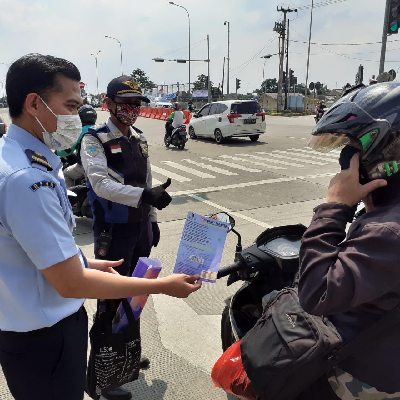 Penyuluh Hukum Sosialisasikan PSBB dan Himbauan Tidak Mudik bagi Warga Kukusan - Beji Bertempat di Check Point PSBB Perempatan Kukusan – Beji (Perbatasan DKI Jakarta – Depok)
