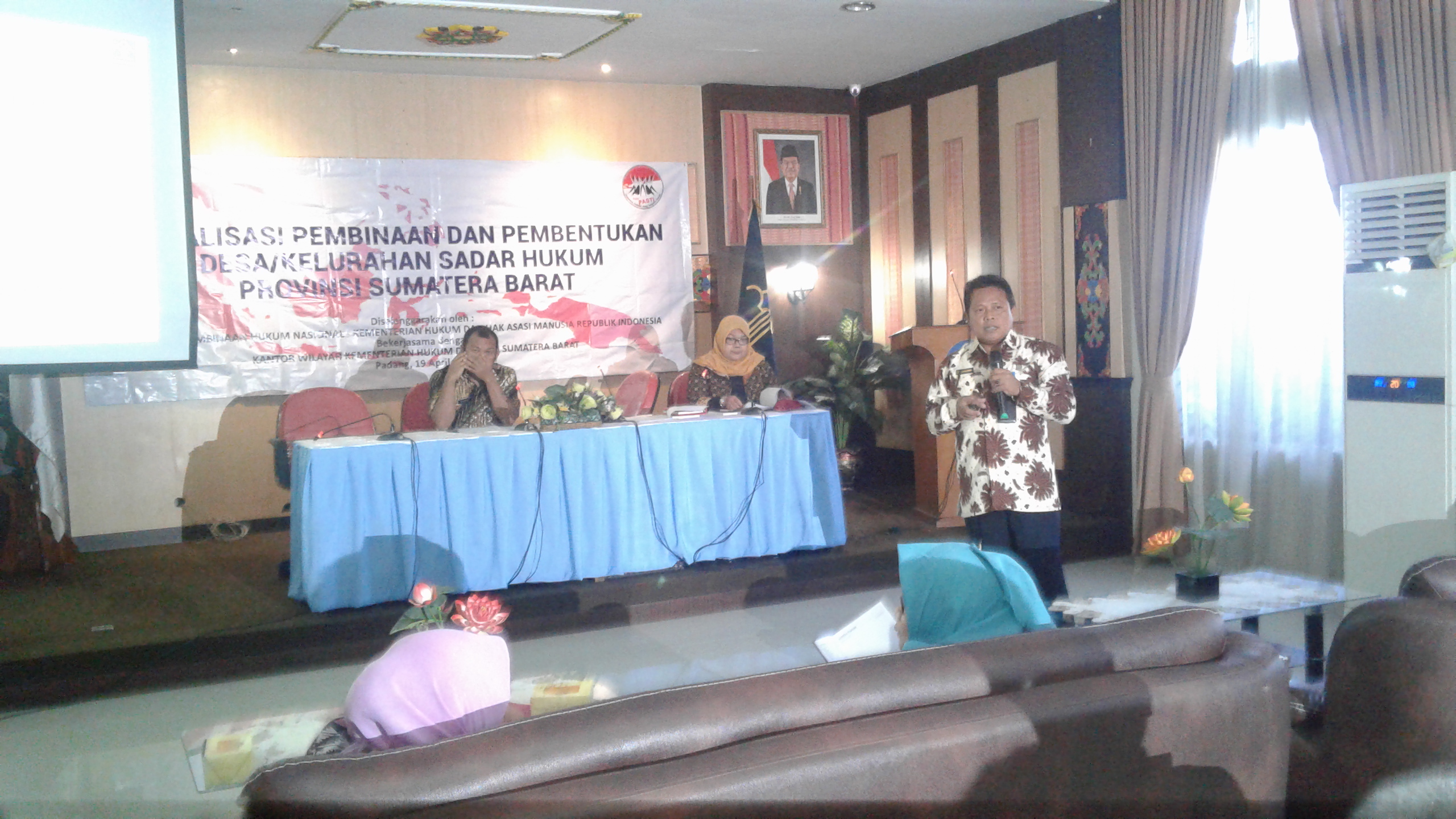SOSIALISASI PEMBINAAN DAN PEMBENTUKAN DESA/KELURAHAN SADAR HUKUM DI SUMATERA BARAT