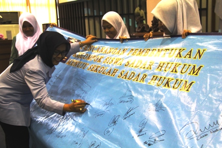 100 Siswa/Siswi di Jakarta Menandatangani Pencanangan Pembentukan Kelompok Siswa Sadar Hukum Menuju Sekolah Sadar Hukum