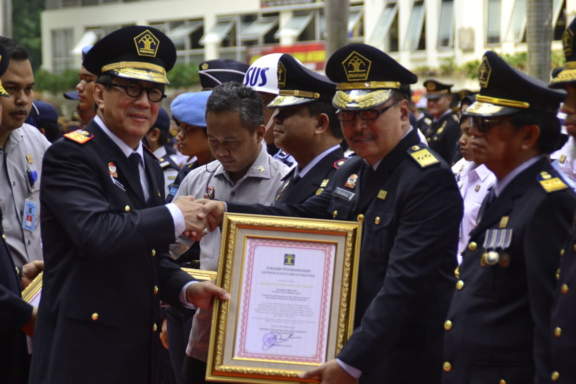 Kepala Pusat Penyuluhan dan Bantuan Hukum Menerima Penghargaan ASN Berprestasi