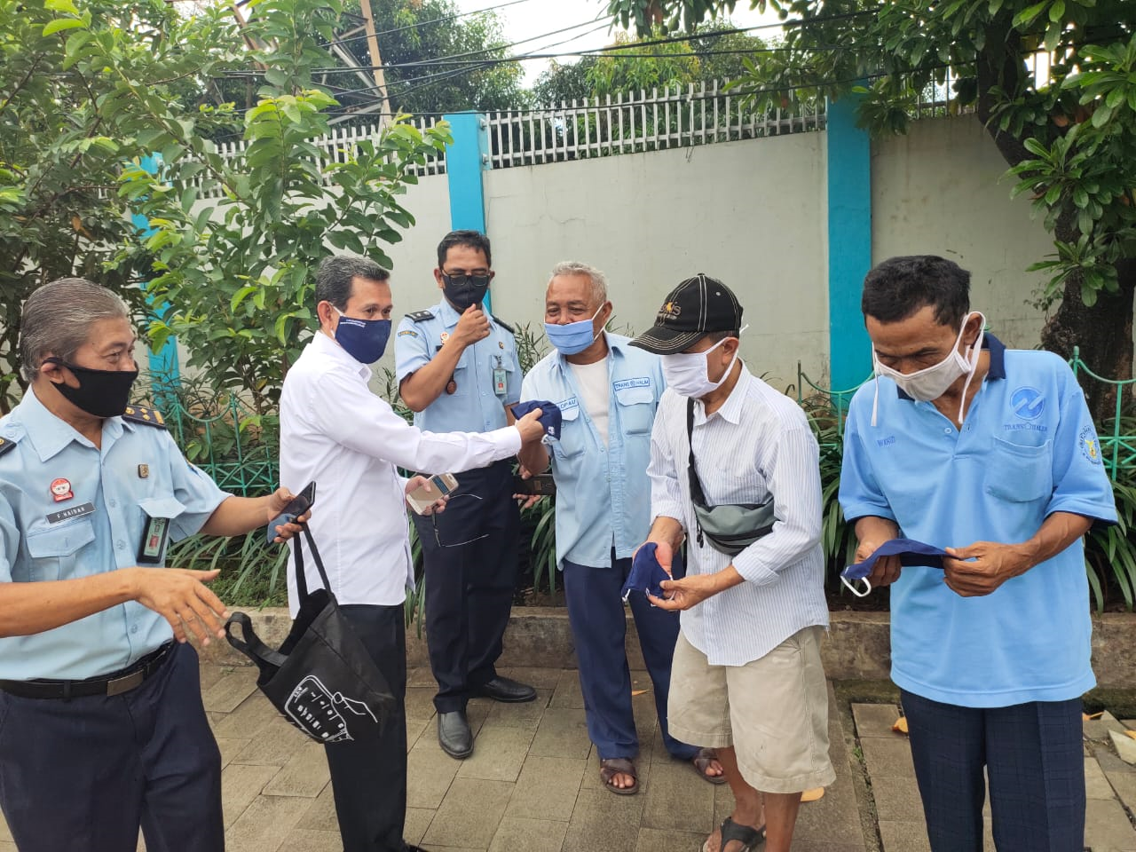 Giat Hari ke-3 Penyuluh Hukum sosialisasikan PSBB dan himbauan tidak mudik bagi warga Kramat Jati.
