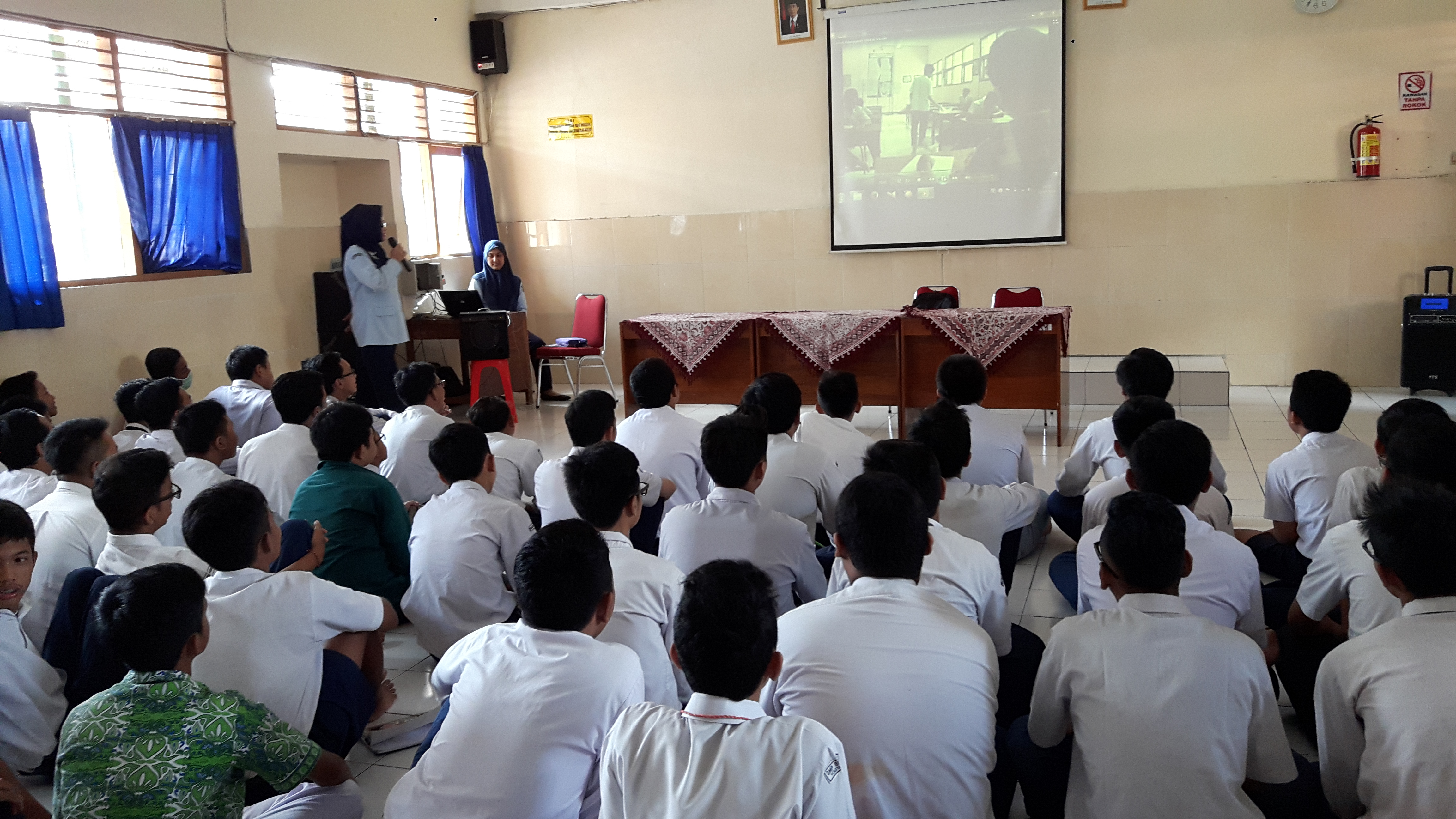 KANWIL KEMENKUMHAM DIY MELAKUKAN PENYULUHAN HUKUM DI SMA NEGERI 10