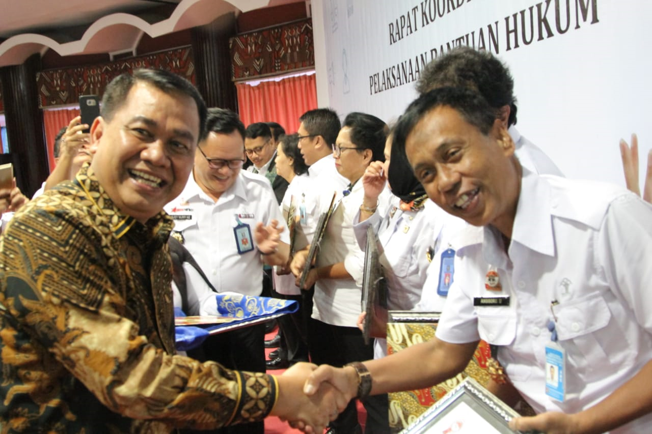 Kepala BPHN Berikan Penghargaan Kepada Kanwil Terbaik dalam Pelaksanaan Bantuan Hukum Terbaik